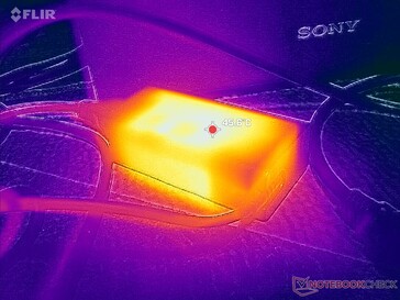 O adaptador CA atinge mais de 46 °C ao operar cargas exigentes