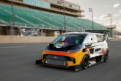 A Ford reformulou a van SuperVan, totalmente elétrica, para bater recordes na Pikes Peak International Hill Climb. (Fonte da imagem: Ford) 