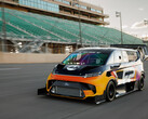 A Ford reformulou a van SuperVan, totalmente elétrica, para bater recordes na Pikes Peak International Hill Climb. (Fonte da imagem: Ford) 