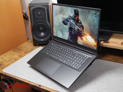 XMG Apex 17 (M25) com o jogo Crysis em sua tela