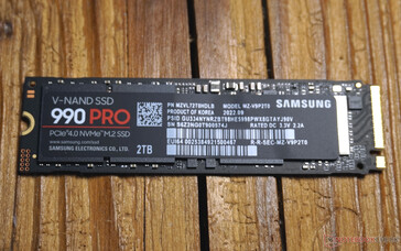Na frente, o controlador, o DDR4 RAM e o V-NAND podem ser vistos sob o adesivo.
