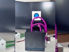 Steam Machine modificada com componentes de resfriamento a água.