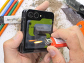 Será que o Z Flip5 aguenta o tranco? (Fonte: JerryRigEverything via YouTube)
