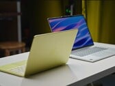 O Apple MacBook Neo pesa 2,7 libras (1,23 kg), enquanto o Lenovo IdeaPad Slim 5x pesa 3,3 libras (1,48 kg).