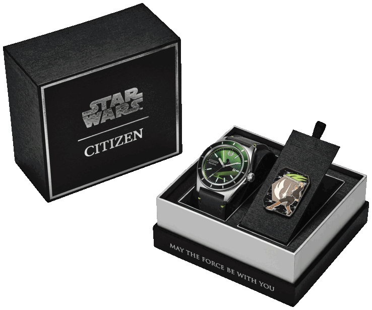 O cidadão Luke Skywalker, Mestre Jedi AW1910-48W, é apresentado em sua caixa de apresentação com a marca Star Wars, acompanhado de um broche colecionável do Luke Skywalker.