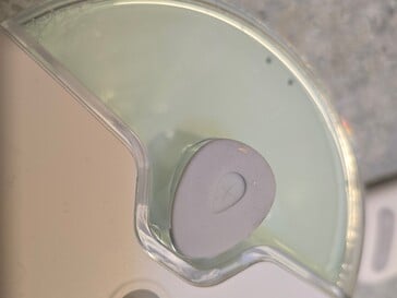 O nível da solução de limpeza é claramente visível