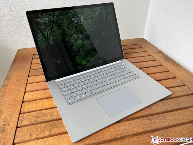 O Surface Laptop de 15 polegadas tem uma tela maravilhosa que é tão nítida quanto a que o novo Air oferece (Fonte da imagem: Notebookcheck)