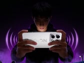 O Legion Y70 2026 será lançado na China em 19 de maio. Na foto: uma imagem promocional mostrando a opção de cor branca do telefone.