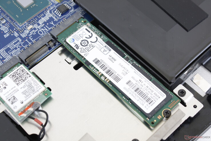 Dois slots internos M.2 2280 PCIe x4 para configuração RAID. Não há baías SATA III de 2,5 polegadas