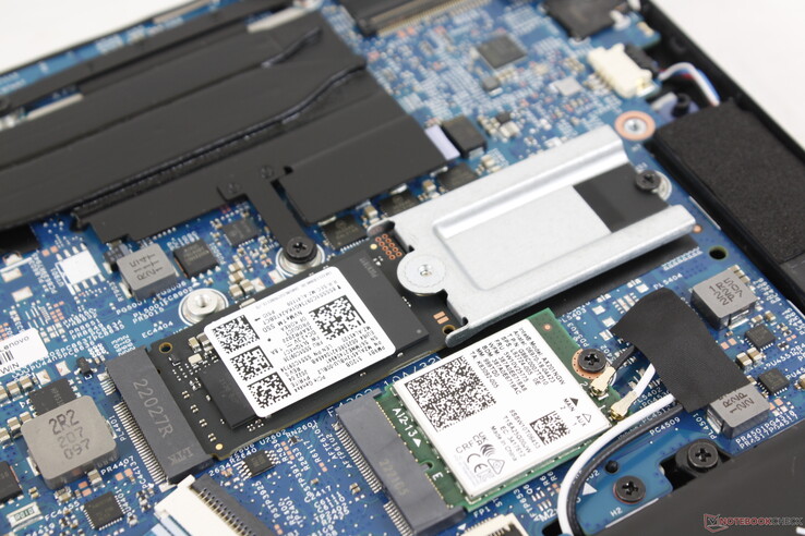 O sistema pode suportar apenas um SSD M.2 de até 80 mm de comprimento. As unidades PCIe4 são suportadas