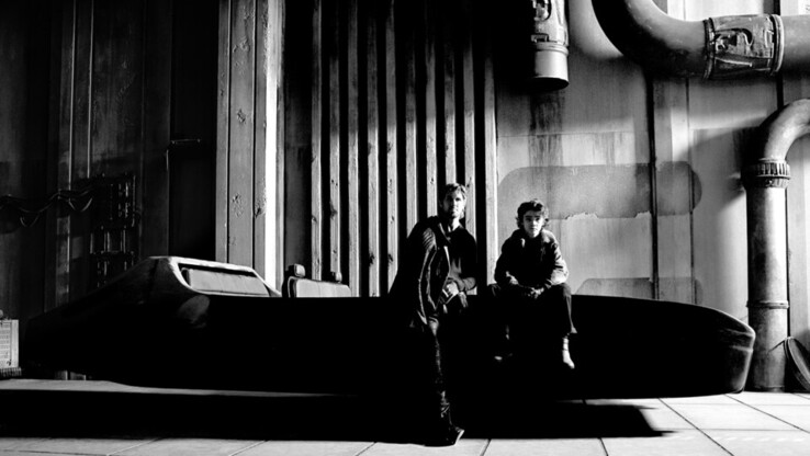 Ryan Gosling, à esquerda, e Flynn Gray, à direita, em um landspeeder. (Fonte da imagem: Ed Miller)