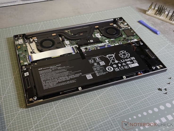 Dois ventiladores e heatpipes no interior do Acer Swift 16
