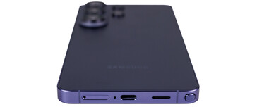 Parte inferior: SIM, microfone, USB, alto-falante