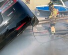 Bombeiro de Sacramento apagando um Tesla (imagem: SFD)