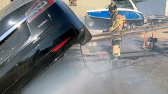 Bombeiro de Sacramento apagando um Tesla (imagem: SFD)