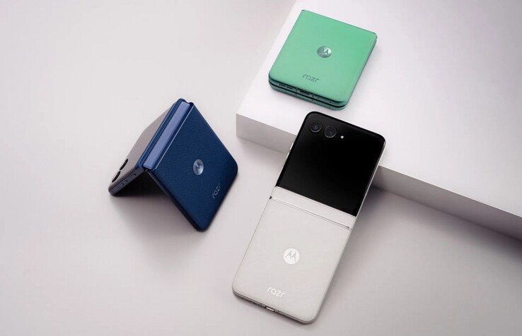 O Motorola Razr 60 vem nas cores Pantone Gibraltar Sea, Pantone Spring Bud e Pantone Lightest Sky (Fonte da imagem: Motorola)