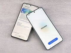 Dois smartphones Samsung Galaxy exibindo uma tela de atualização de software