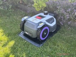 O Anthbot M9 Pro em sua estação de recarga.