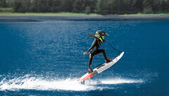 A prancha de surfe eletrônico Cyrusher Thunders tem um motor com potência de pico de 10 kW. (Fonte da imagem: Cyrusher)