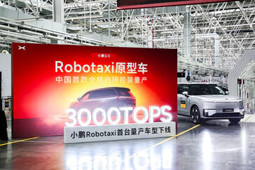 O primeiro robotaxi Xpeng GX produzido em série sai da linha de produção