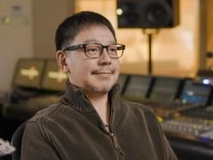 Hitoshi Sakimoto em sua mesa de mixagem no Basiscape, o estúdio que ele fundou em 2002.