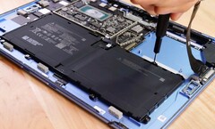 O Surface Pro 9 é significativamente mais fácil de reparar do que seus predecessores. (Fonte da imagem: iFixit)