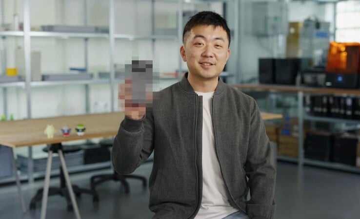 O chefe da Nothing, Carl Pei, mostra o Nothing Phone (3) pixelado (Fonte da imagem: Google)