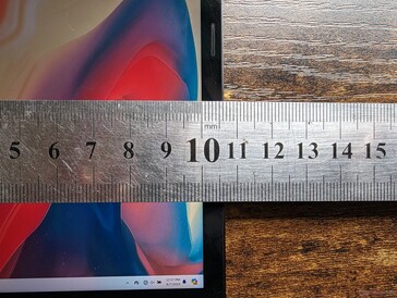 Molduras ultrafinas, pois não há webcam integrada