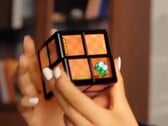 O WOWCube tem 24 telas pequenas e vem com uma série de jogos de quebra-cabeça (Fonte da imagem: Cubios)
