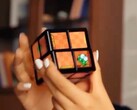 O WOWCube tem 24 telas pequenas e vem com uma série de jogos de quebra-cabeça (Fonte da imagem: Cubios)