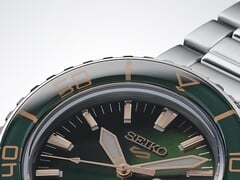 Close-up do Seiko 5 Sports SKX HDB005, destacando seu mostrador verde-escuro