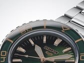 Close-up do Seiko 5 Sports SKX HDB005, destacando seu mostrador verde-escuro