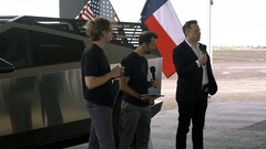 Elon Musk foi em um Cybertruck para o anúncio da refinaria de lítio da Tesla (imagem: Tesla)
