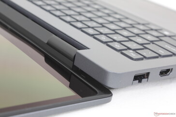 A tela se abre totalmente em 180 graus