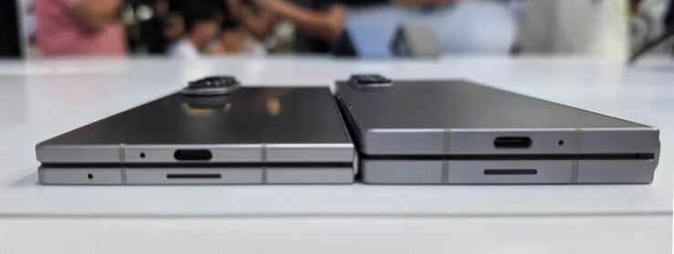 O Galaxy Z Fold7 ao lado do Galaxy Z Fold6, da esquerda para a direita. (Fonte da imagem: u/FragmentedChicken)