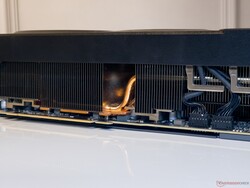 A RTX 4080 Super Gaming OC usa um total de nove heatpipes de cobre