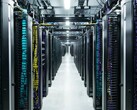 Fileiras de racks de servidores do data center da Meta com cabeamento codificado por cores e sistemas de energia suspensos dentro de uma sala de computação de alta densidade. (Fonte da imagem: Meta)