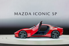 O passageiro e o motorista entram no Mazda Iconic SP por meio de portas com abertura para cima. (Fonte da imagem: Mazda)