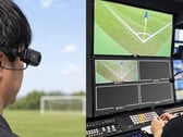Câmera vestível Xacti CX-WL100 sendo ajustada para uso como câmera de árbitro durante uma transmissão de futebol.