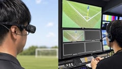 Câmera vestível Xacti CX-WL100 sendo ajustada para uso como câmera de árbitro durante uma transmissão de futebol.