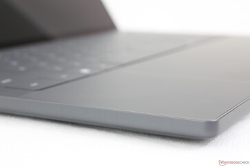 A borda frontal não é mais afunilada para um visual mais quadrado e rígido