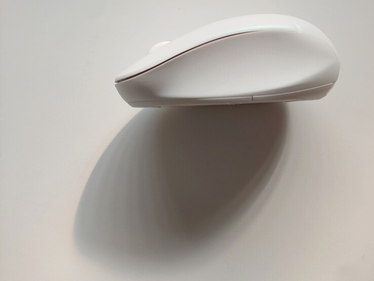 Lado esquerdo esculpido para o polegar. (Fonte da imagem: Notebookcheck)