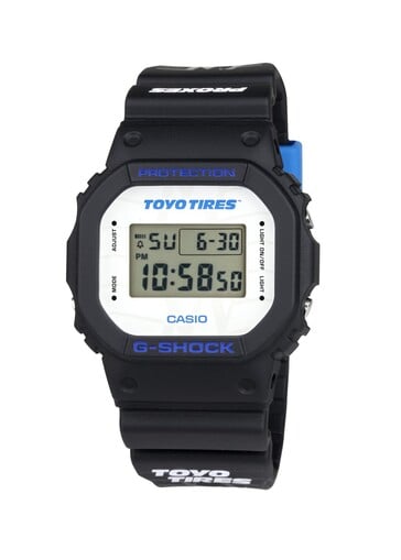 O mostrador branco apresenta de forma proeminente a marca Toyo Tires, enquanto as letras azuis adicionam contraste ao design quadrado clássico do G-Shock.