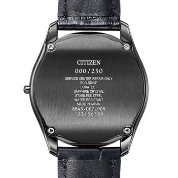Vista traseira do Citizen Eco-Drive One AQ5025-04N, mostrando o fundo da caixa preto escovado, a numeração de edição limitada e as especificações gravadas.