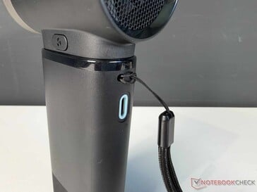 Porta USB-C e alça de pulso na parte traseira