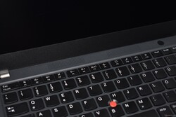 ThinkPad T14s G2: Alto-falantes acima do teclado