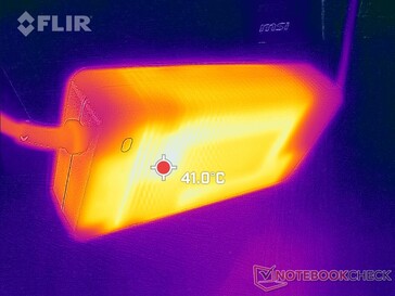 O adaptador AC pode alcançar mais de 41 C após uma hora de cargas pesadas