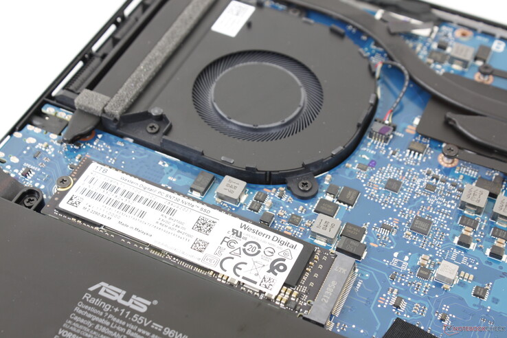 O sistema pode suportar apenas uma PCIe3 x4 NVMe M.2 2280 SSD interna