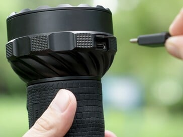 O Olight Marauder 3 com USB-C bidirecional pode ser usado para carregar telefones e aparelhos eletrônicos.