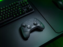 O controle sem fio para PC Razer Wolverine V3 Pro 8K mostrado na área de trabalho (Fonte da imagem: Razer PR)